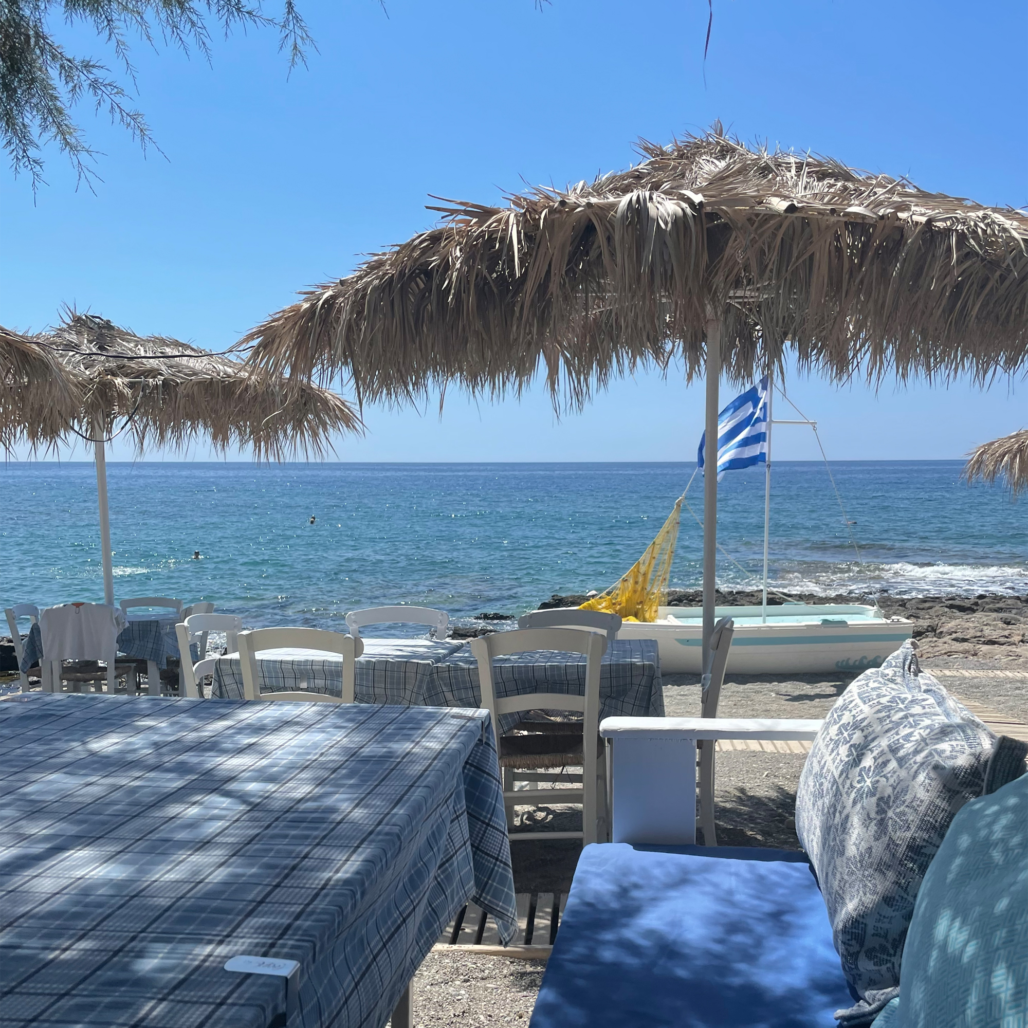 Restaurant in Griechenland am Strand mit Blick auf das Meer