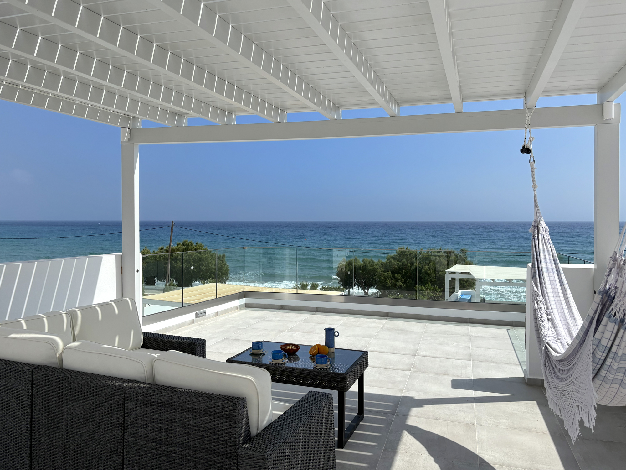 Modernes Penthouse in direkter Strandlage, Pool und großer privater Dachterrasse