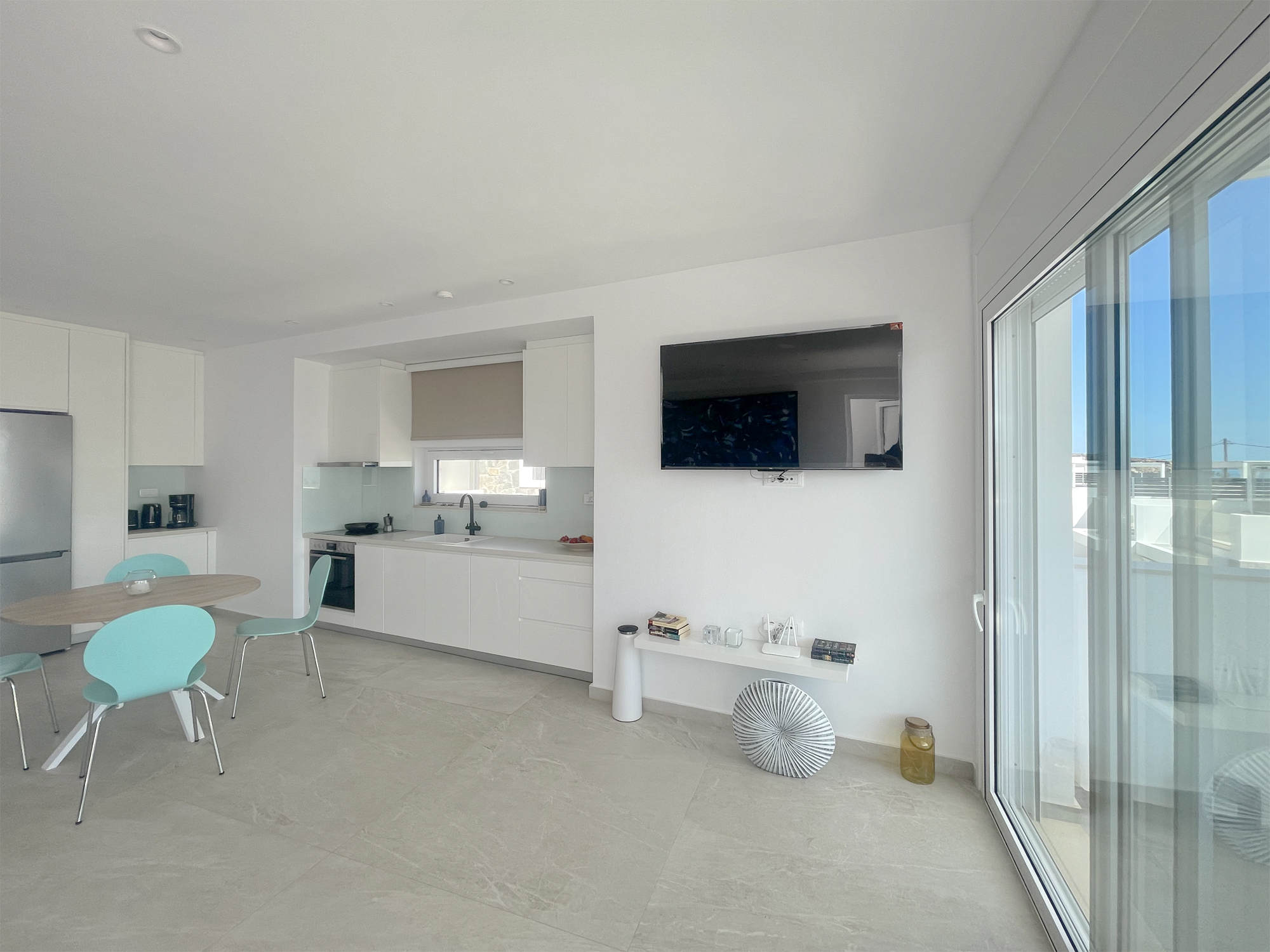 Ferienwohnung auf Kreta direkt am Strand mit offener Küche und Wohnebereich