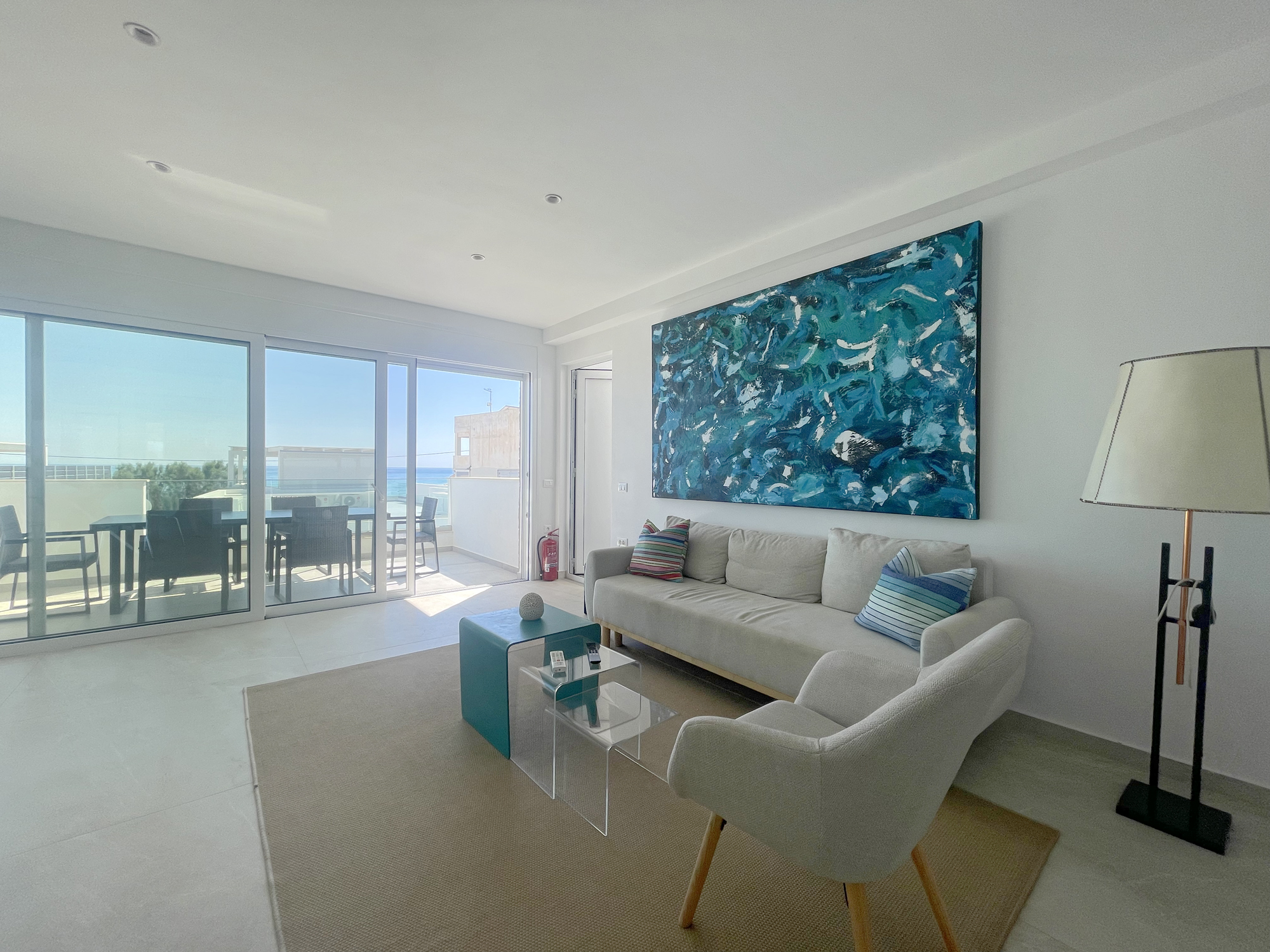 Ferienwohnung auf Kreta mit offenem Wohnbereich und Zugang zum Balkon und zur privaten Dachterrasse