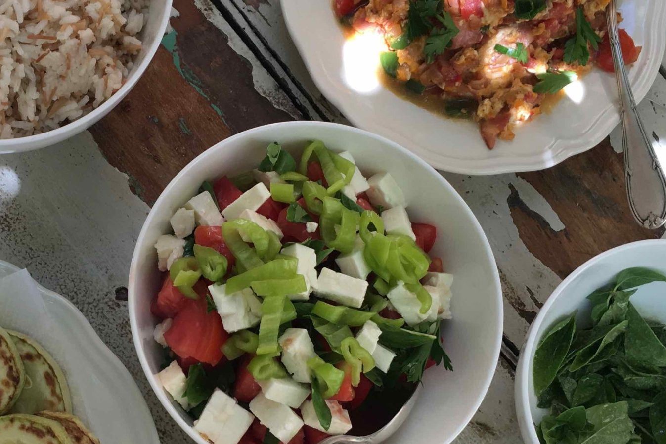 Griechischer Salat mit Feta und weiteren Meze auf einem gedeckten Tisch